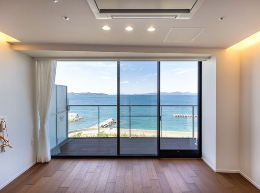 海が見える洋室