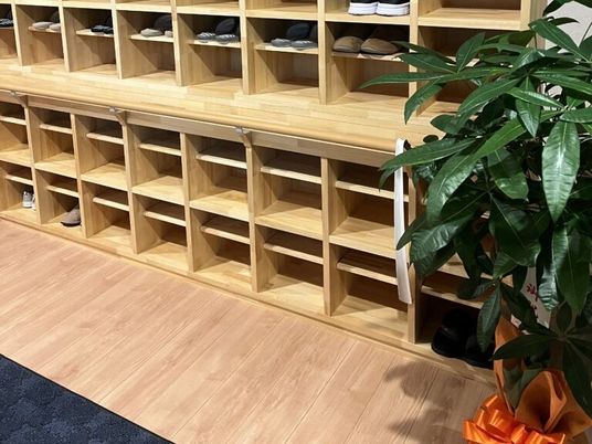 木製の靴箱が並ぶ玄関  