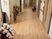 花が飾られた廊下  
