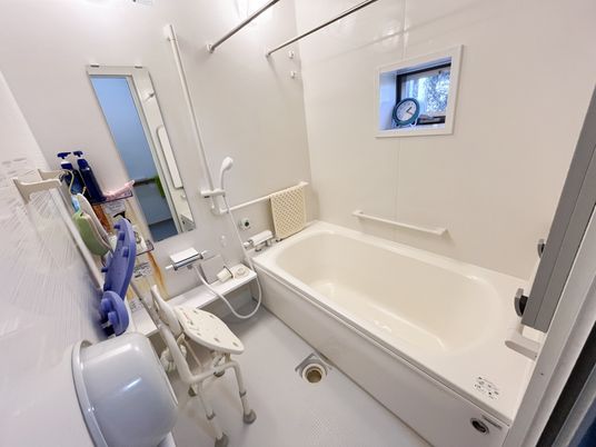 バリアフリー設計の浴室