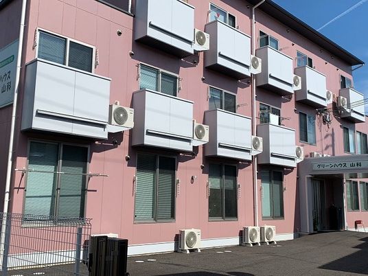 ピンク色の建物外観