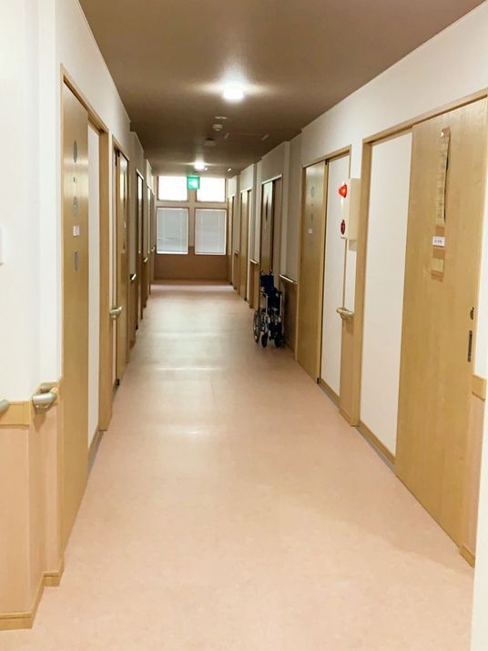 明るい廊下の風景