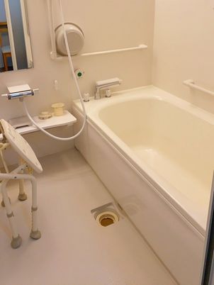 バリアフリーな浴室設備