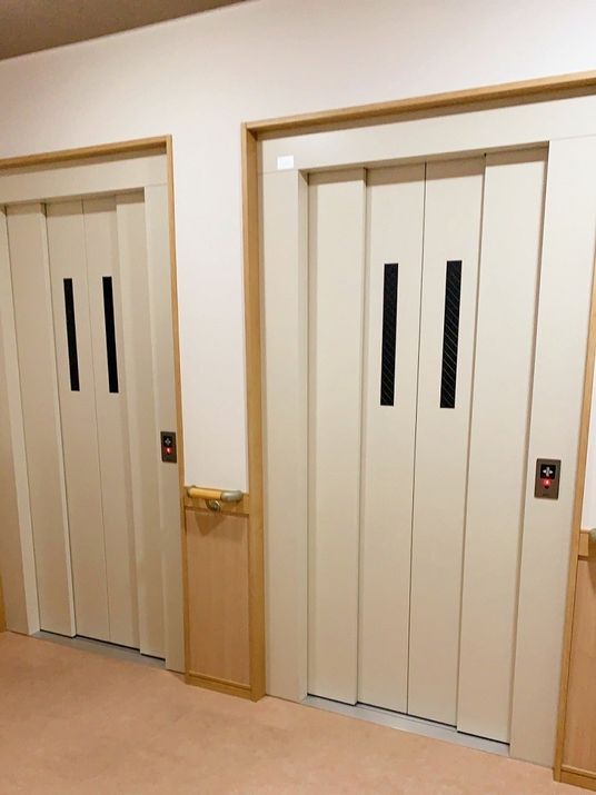 エレベーターの扉