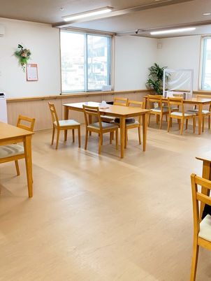 広々とした明るい食堂