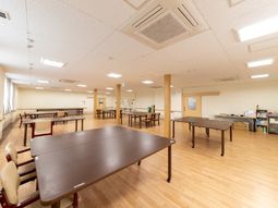 広い食堂のテーブル配置  