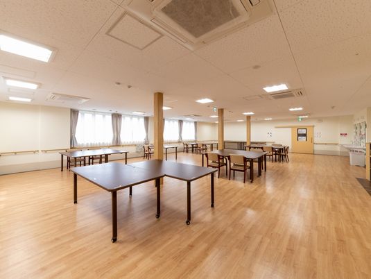 広い食堂の空間  
