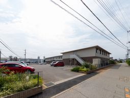 施設の外観と駐車場  