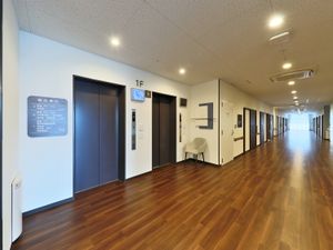 広々とした廊下の風景