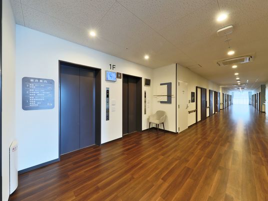 広々とした廊下の風景