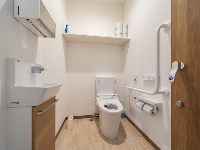 広々とした清潔なトイレ トイレ 手すり付きの明るいトイレです。清潔感あふれる空間で、ご高齢の方も安心してお使いいただけます。