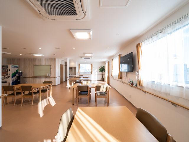ゆとりある食堂空間 ダイニングルーム ゆったりとしたダイニングルーム。窓からの自然光があたたかい雰囲気を演出しており、快適な食事時間を過ごせそうです。