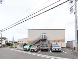 駐車場のある外観  