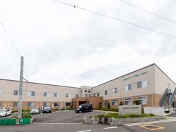 外観の建物と駐車場  