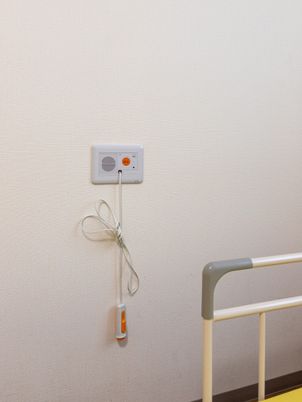 呼出しボタン付き壁面  
