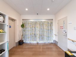 明るい廊下と扉のある通路  