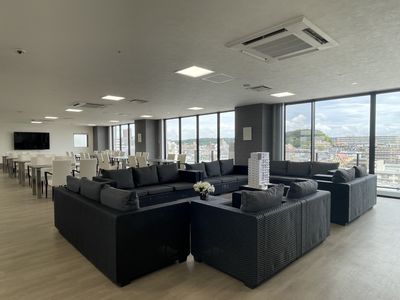 明るく広々とした共有ラウンジ