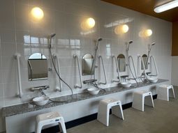 洗面台と手すりのある空間