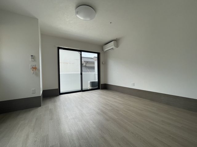 空間の広い居室の一角