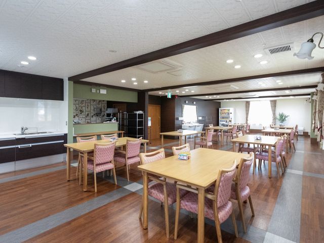 広々としたダイニング空間 ダイニングルーム ゆとりあるダイニングで、明るく開放的な食事の時間をお過ごしいただけます。