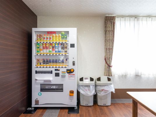 明るい休憩スペースの自動販売機