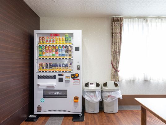 明るい休憩スペースの自動販売機