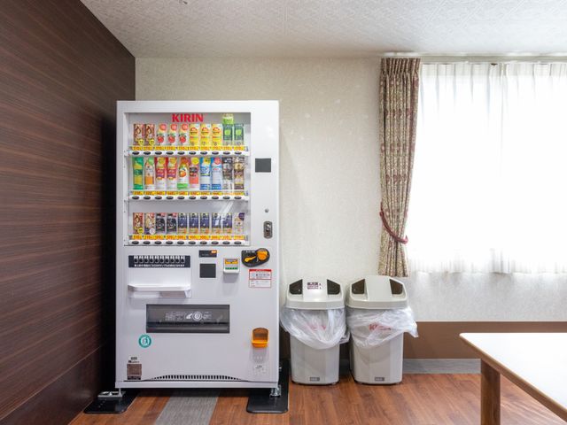 明るい休憩スペースの自動販売機 休憩室 落ち着いた雰囲気の休憩スペースに設置された飲料の自動販売機です。リフレッシュできるよう配慮されています。