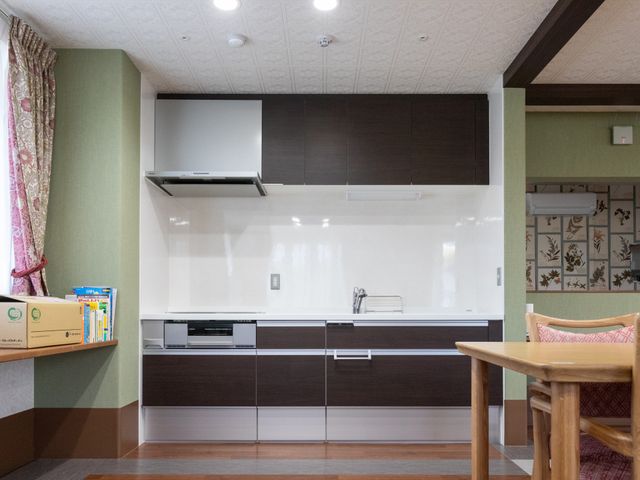居心地の良い居室 キッチン 落ち着いた色合いの居室です。手元に日用品を置ける棚があり、日常生活に便利です。