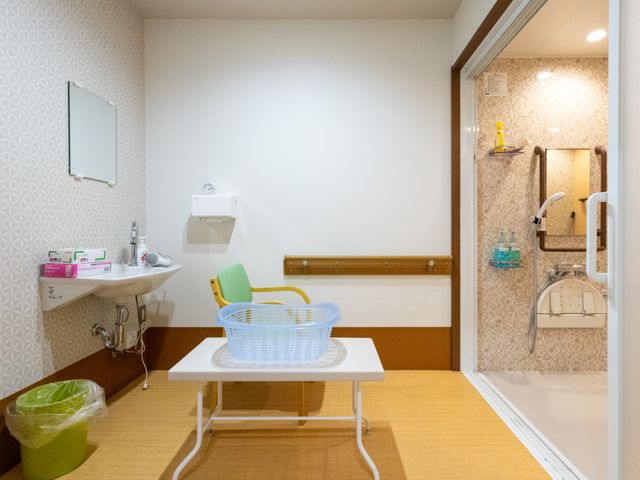 ゆとりのある清潔な浴室 浴室 広々とした浴室には手すりが設置され、安全に気を配った設計となっております。ゆったりと入浴をお楽しみいただける環境です。