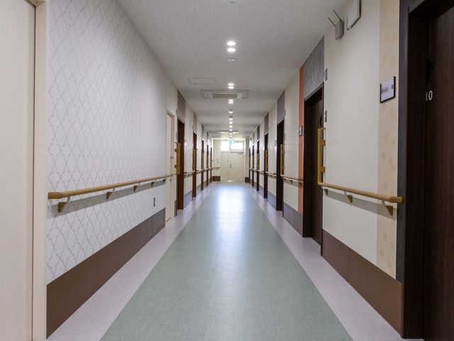 居心地の良い廊下 廊下 温かみのある色合いでまとめられた廊下です。手すりが整備されており、安心して歩行できる造りになっています。