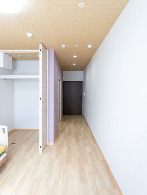 明るい居室の一角