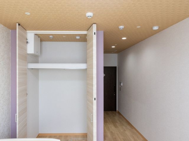 居室の落ち着いた空間 居室 ゆったりとした広さの私室です。清潔感溢れる落ち着いたデザインで、新しい生活を快適に過ごせます。
