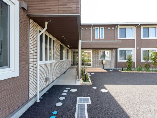 清潔感のあるエントランス エントランス 清らかな雰囲気のエントランスは、安らぎと落ち着きを与え、新たな生活への期待を高めます。