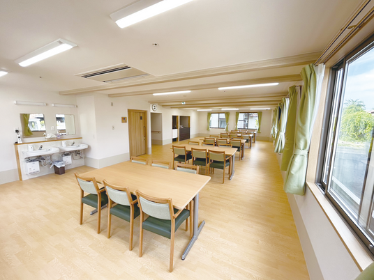 明るい照明の食堂