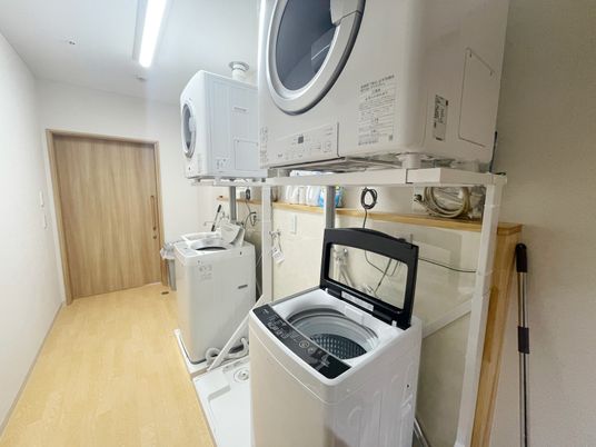整備された洗濯設備の洗面台