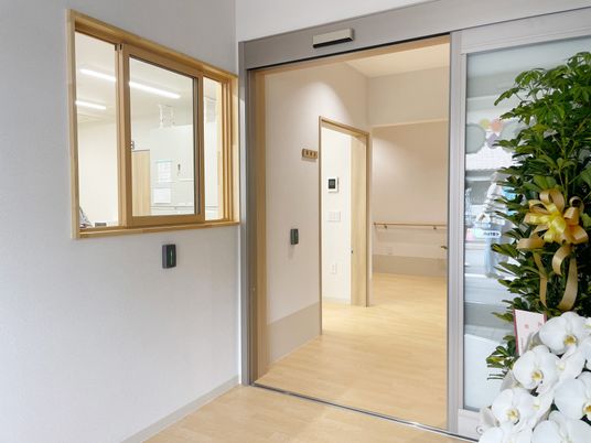 自動ドアのある明るい居室