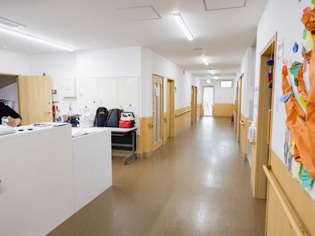 明るい廊下 廊下 広々とした明るい廊下で、スタッフの移動がスムーズに行えます。掲示物や装飾が施されています。