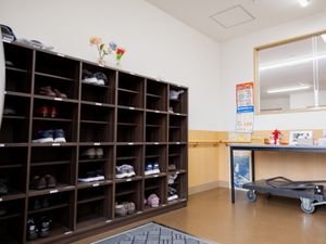 靴が並ぶ棚と受付