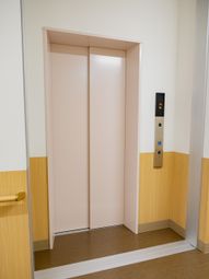 静かなエレベーター前