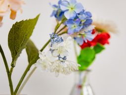 色鮮やかな花の装飾品
