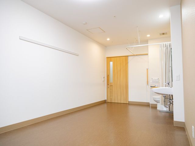 広々とした居室 居室 広々とした空間で入居者のプライベートを確保した居室です。自然光が差し込む明るさが特徴です。