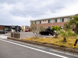駐車場のある施設外観