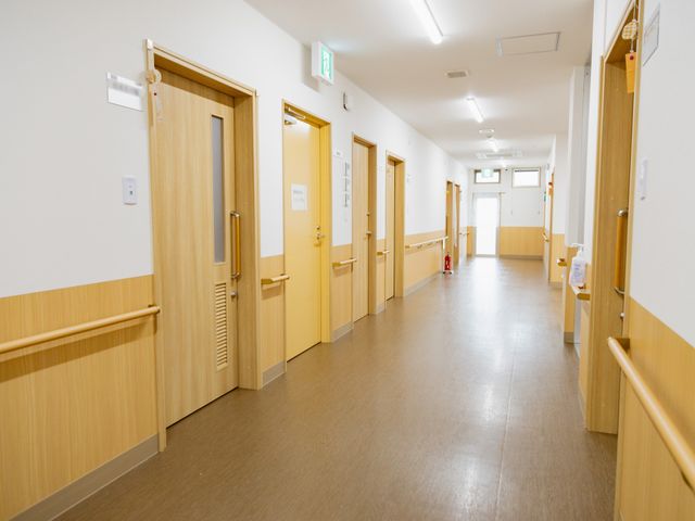 静かな廊下 廊下 明るい照明の下、静かで清潔な廊下です。手すりが設置され、安心して移動ができます。