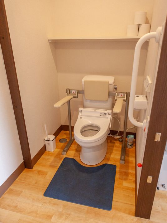 バリアフリー設計のトイレ