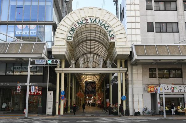 居室で活動中のスタッフ