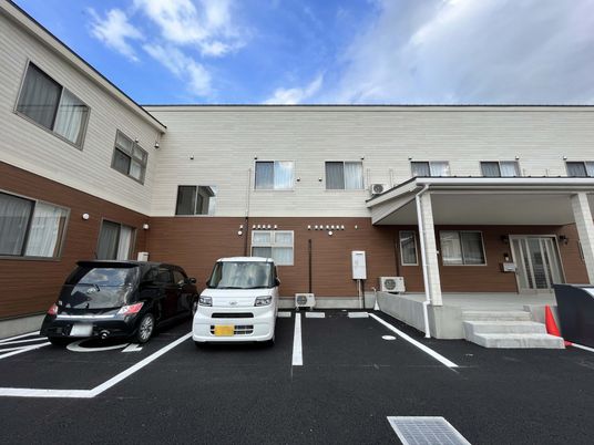 暖色系外壁の建物正面