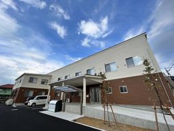 新築そうな外観の建物