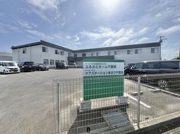 施設外観と駐車場  