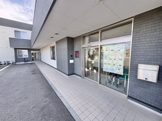 施設の外観と玄関前  