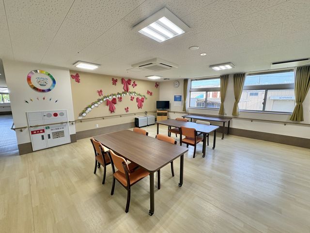 明るい食堂のテーブル席 食堂   大きな窓から光が入る、明るく開放的な食堂です。テーブル席がゆったり配置され、食事や談話の場として使いやすそうです。